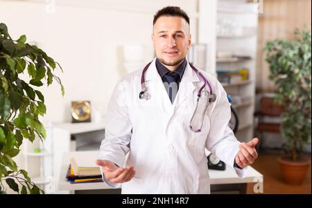 Porträt eines positiven Arztes in der Praxis der modernen Klinik Stockfoto
