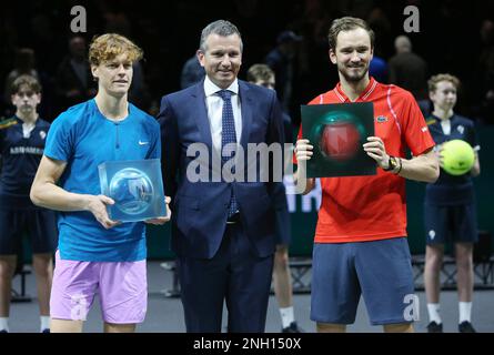 Gewinner Daniil Medvedev aus Russland und Nächstplatzierter Jannik Sünder aus Italien nach dem Finale der ABN Amro Open 2023, ATP 500 Tennis Turnier am 19. Februar 2023 in Rotterdam, Niederlande – Photo Laurent Lairys/DPPI Stockfoto