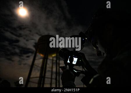 USA Air Force Staff Sgt. Aaron Irvin, 1. Kampfkamerastramme, macht Fotos während des Trainings Green Goblin am Joint Base Charleston, South Carolina, 6. Dezember 2022. Diese viertägige Übung bietet relevante und wichtige Nachtsichtübungen zur Vorbereitung der Kampfkamera Airmen mit erweiterten Foto- und Videofunktionen, die für die Aufnahme von Bildern in Umgebungen mit und ohne Licht erforderlich sind. Stockfoto