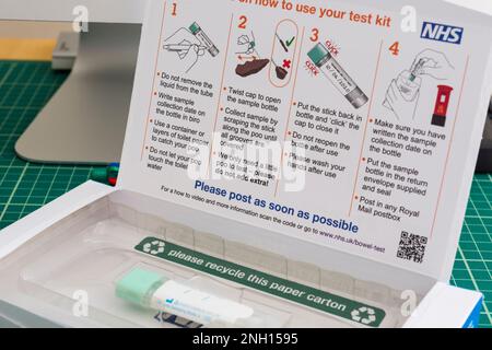 NHS-Testsatz für Darmkrebs. Alle zwei Jahre wird dies an alle Personen im Alter zwischen 60 und 74 Jahren im Vereinigten Königreich gesendet Stockfoto
