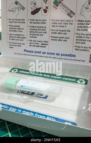 NHS-Testsatz für Darmkrebs. Alle zwei Jahre wird dies an alle Personen im Alter zwischen 60 und 74 Jahren im Vereinigten Königreich gesendet Stockfoto