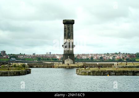 Gebäude in und um die Dock Road in Liverpool. Der Victoria Tower wurde von Jesse Hartley entworfen und zwischen 1847 und 1848 erbaut, um der Eröffnung des Salisbury Dock zu gedenken.[1] sein Design basiert auf einer früheren Zeichnung von Philip Hardwick im Jahr 1846.[2] Victoria Tower, der oft als „Hundeschau“ bezeichnet wurde, Als Hilfe für Schiffe im Hafen gebaut wurde, da sie damit die richtige Zeit für die Fahrt in die Irische See festlegen konnten; Die Glocke warnte vor bevorstehenden Wetterveränderungen wie Flut und Nebel.[3] nach ihrer Fertigstellung dient sie auch als eine Ebene für die Stockfoto