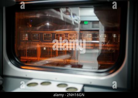 Przemysl, Polen. 19. Februar 2023. Blick vom Fenster am Bahnhof in Przemsyl zu Beginn der Fahrt mit dem Nachtzug in die ukrainische Hauptstadt Kiew. Die Fahrt dauert knapp 11 Stunden. Kredit: Kay Nietfeld/dpa/Alamy Live News Stockfoto