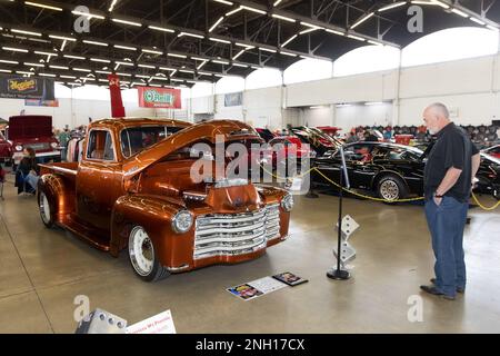 Dallas, USA. 19. Februar 2023. Ein Mann sieht einen 1954 Chevrolet auf der AutoRama Show 63. in Dallas, Texas, USA, am 19. Februar 2023. Auf der Veranstaltung in der Dallas Market Hall wurden vom 17. Bis 19. Februar Hunderte von Spezialfahrzeugen, Klassikern, Hot Rods, Lkw, Motorrädern und Rennwagen vorgestellt. Kredit: Dan Tian/Xinhua/Alamy Live News Stockfoto