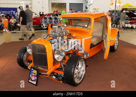 Dallas, USA. 19. Februar 2023. Ein orangefarbener 1932 Ford wird auf der AutoRama 63. in Dallas, Texas, USA, am 19. Februar 2023 ausgestellt. Auf der Veranstaltung in der Dallas Market Hall wurden vom 17. Bis 19. Februar Hunderte von Spezialfahrzeugen, Klassikern, Hot Rods, Lkw, Motorrädern und Rennwagen vorgestellt. Kredit: Dan Tian/Xinhua/Alamy Live News Stockfoto