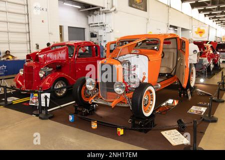 Dallas, USA. 19. Februar 2023. Ein orangefarbener 1932 Ford und ein roter 1936 Ford werden auf der AutoRama Show 63. in Dallas, Texas, USA, am 19. Februar 2023 ausgestellt. Auf der Veranstaltung in der Dallas Market Hall wurden vom 17. Bis 19. Februar Hunderte von Spezialfahrzeugen, Klassikern, Hot Rods, Lkw, Motorrädern und Rennwagen vorgestellt. Kredit: Dan Tian/Xinhua/Alamy Live News Stockfoto