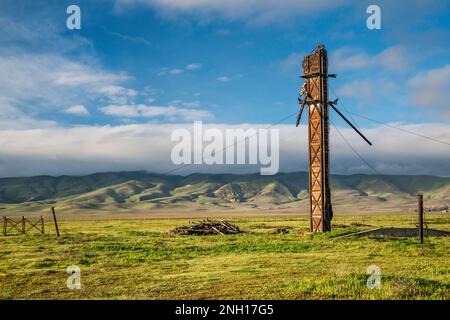 Alter vertikaler Getreideaufzug in der Nähe des Goodwin Education Center auf der ehemaligen Ranch, Caliente Range in dist, Carrizo Plain National Monument, Kalifornien, USA Stockfoto