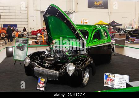 Dallas, USA. 19. Februar 2023. Auf der AutoRama Show 63. in Dallas, Texas, USA, am 19. Februar 2023 wird ein grüner 1941 Willys ausgestellt. Auf der Veranstaltung in der Dallas Market Hall wurden vom 17. Bis 19. Februar Hunderte von Spezialfahrzeugen, Klassikern, Hot Rods, Lkw, Motorrädern und Rennwagen vorgestellt. Kredit: Dan Tian/Xinhua/Alamy Live News Stockfoto