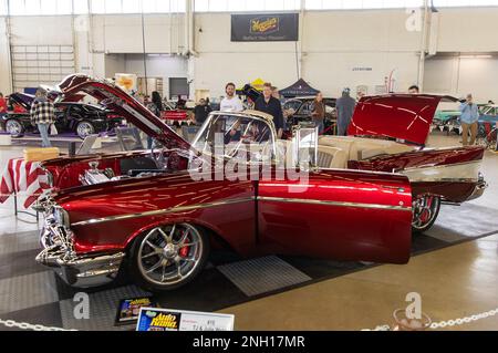 Dallas, USA. 19. Februar 2023. Ein rotes 1957 Chevrolet Cabrio wird auf der AutoRama Show 63. in Dallas, Texas, USA, am 19. Februar 2023 ausgestellt. Auf der Veranstaltung in der Dallas Market Hall wurden vom 17. Bis 19. Februar Hunderte von Spezialfahrzeugen, Klassikern, Hot Rods, Lkw, Motorrädern und Rennwagen vorgestellt. Kredit: Dan Tian/Xinhua/Alamy Live News Stockfoto