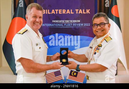 221206-N-YG104-0001 COX's BAZAR, Bangladesch (06. Dezember 2022) ADM. Samuel Paparo (links), Commander, USA Pacific Fleet, posiert für ein Foto mit Vizeadmiral Dato Roslan von der Royal Malaysian Navy. Roslan und Paparo trafen sich im Rahmen des Internationalen Flottenberichts, der von der Bangladesch Navy ausgerichtet wurde, zu bilateralen Gesprächen. Die USA Die Pazifikflotte engagiert sich für eine freie und offene Region Indo-Pacific. Stockfoto