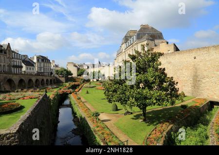 Rathaus (Mairie) im Chateau de l'Hermine und Jardin du Chateau de l'Hermine mit dem Fluss La Marle, Rue Alexandre Pontois, Vannes, Stockfoto