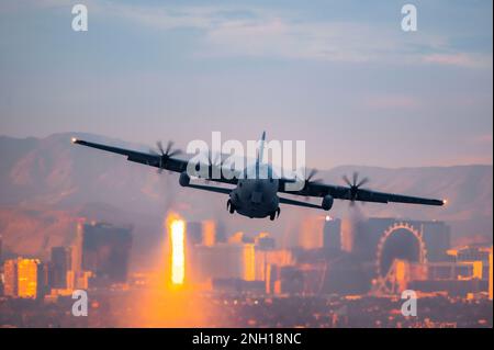 Ein C-130J Hercules von der 29th Weapons Squadron, Little Rock Air Force Base, Arkansas, startet für eine United States Air Force Weapons School Integration Mission auf der Nellis Air Force Base, Nevada, 6. Dezember 2022. Die C-130 kann in unebenem Gelände eingesetzt werden und dient als Haupttransport für Truppen und Ausrüstung in jedem Fall. C-130J, F-22, USA Navy, WSINT, Waffenschule, Stockfoto