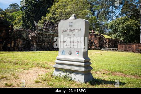 Eine moderne Betonstele, die Informationen über die Terrasse des Leprakkönigs im berühmten Angkor-Komplex in Kambodscha bietet. Stockfoto