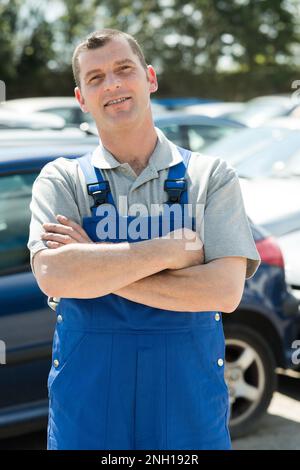 Porträt eines Automechanikers in Latzhose Stockfoto