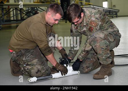 Flugzeuge der 191.-Wartungseinheit, Selfridge Air National Guard Base, Michigan, bereiten sich auf den Einbau eines neuen Zentrierzylinders für das Fahrwerk am KC-135 Stratotanker am 6. Dezember 2022 vor. Ein Team der Air Mobility Command Test and Evaluation Squadron, McGuire-Dix-Lakehurst, New Jersey, wählte Selfridge aus, um zu testen und zu beobachten, wie das Wartungspersonal die neuen Zylinder einbaut und das Fahrwerk testet, während das Flugzeug auf Stützen ruht. Stockfoto