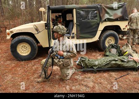 Soldaten der US-Armee ziehen während ihrer medizinischen Spur während des XVIII Airborne Corps Best Squad Separates Brigade-Wettbewerbs auf Fort Bragg, N.C., 6. Dez., Sicherheitskräfte ab. Trupp von 20. EN führt während des besten Trupp-Wettbewerbs eine medizinische Spur durch. Stockfoto