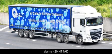 DAF XF 460 Weißer lkw-Lkw mit Motorwagen und blauer gelenkter Vorhanganhänger Anzeigengrafik für QSalt, einen Lieferanten verschiedener Salze in Großbritannien Stockfoto