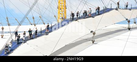 O2 Millenium Arena Dome Skywalk Gruppe von Wandergästen Klettern Sie zu O2 Personen auf dem Dach der Arena mit Reiseleiter Greenwich London England UK Stockfoto