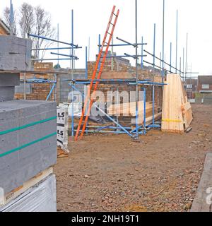 Dachträger, vorgefertigt und chemisch behandelt, werden jetzt außerhalb des Standorts geliefert und bei Bauprojekten für freistehende Häuser in Progress England UK gelagert Stockfoto