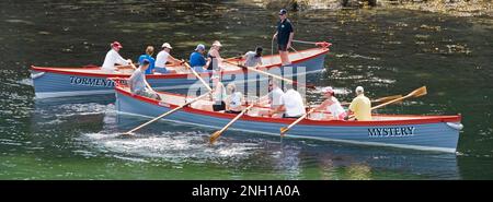 Charlestown Besatzung am Ufer rudert in zwei von einer Art langen Piloten Gig Row Booten, die sich auf das Rennen auf dem Meer und zurück in der Nähe von St Austell Cornwall England vorbereiten Stockfoto