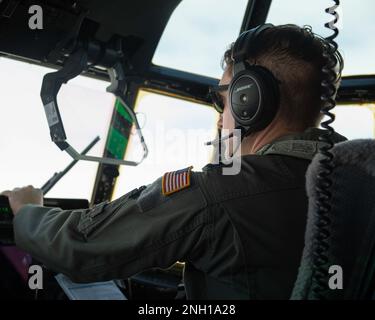 USA Air Force Captain Tom Swinchoski, 36. Airlift Squadron Pilot, fliegt einen C-130J Super Hercules während Operation Christmas Drop in der Nähe des Andersen Air Force Base, 6. Dezember 2022. Operation Christmas Drop ist ein jährliches US-amerikanisches Unternehmen Air Force Tradition der Verpackung und Lieferung von gespendeten Vorräten wie Lebensmitteln, Angelausrüstung, Schulbüchern und Kleidung an mehr als 20 000 Inselbewohner auf 56 abgelegenen Inseln in den Föderierten Staaten Mikronesien und der Republik Palau. Stockfoto