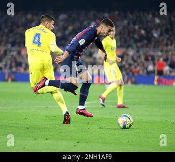 Sabadell, Barcelona, Spanien. 19. Februar 2023. Barcelona Spanien 19.02.2023 Ferran Torres (FC Barcelona) und Ruben Alcaraz (Cadiz CF) kämpfen um den Ball während der La Liga Santander zwischen dem FC Barcelona und dem Cadiz CF im Camp Nou am 19. Februar 2023 in Barcelona. (Kreditbild: © Xavi Urgeles/ZUMA Press Wire) NUR REDAKTIONELLE VERWENDUNG! Nicht für den kommerziellen GEBRAUCH! Kredit: ZUMA Press, Inc./Alamy Live News Stockfoto