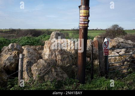 Mauerwerk und Schutt aus ehemaligen Gebäuden in der Nähe der Joyce Green Farm in den Dartford Marshes in Nord-Kent, am 19. Februar 2023 in London, England. Stockfoto