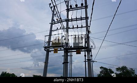 Trafo der Transformator soll den Strom aus PLN auf Hunderte Kilovolt für die Verteilung erhöhen Stockfoto