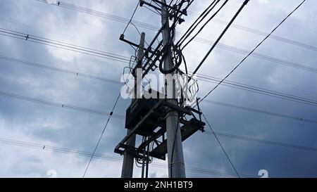 Trafo der Transformator soll den Strom aus PLN auf Hunderte Kilovolt für die Verteilung erhöhen Stockfoto