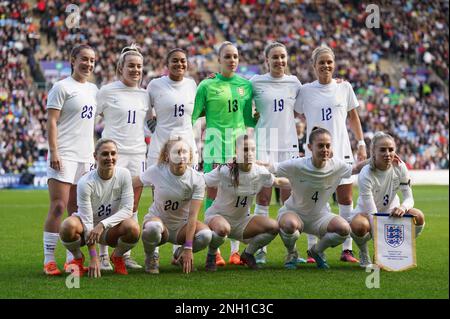 Die englischen Spieler stehen auf, von links nach rechts, die hintere Reihe, Maya Le Tissier, Lauren Hemp, Jess Carter, Ellie Roebuck, Niamh Charles, Rachel Daly, erste Reihe, Laura Coombs, Katie Robinson, Jess Park, Keira Walsh, Alex Greenwood vor dem Arnold Clark Cup-Spiel in der Coventry Building Society Arena, Coventry. Foto: Sonntag, 19. Februar 2023. Stockfoto