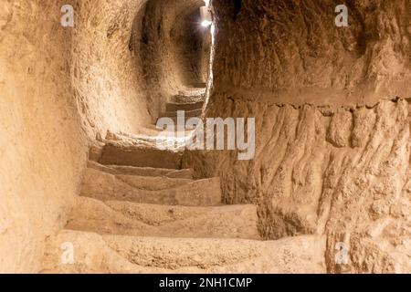 Steintunnel und Treppe im Felsen im Vardzia Cave Klosterkomplex in Georgia, Innenansicht der unterirdischen mittelalterlichen Stadt. Stockfoto