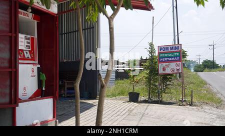 Mini-Tankstelle von Premium, Pertalit, Pertamax vor dem Haus, gewöhnlich Pertamini oder PERTAMINA Mini genannt Stockfoto