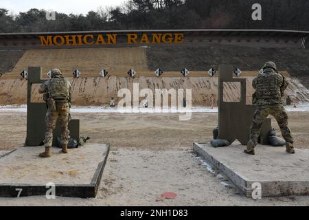 USA Sergeant Daniel MartinHigginbottom und Cpt. Joel Budd, 210. Field Artillery Brigade, 2. Infanterieabteilung, tritt am M4. Stresssshot der Eighth Army Best Medic Competition, Camp Casey, Südkorea, 06. Dezember 2022 an. Der 8A BMC war ein 72-stündiger Wettbewerb, bei dem Soldaten in einer Vielzahl von Szenarien mit hoher Intensität auf ihre lebensrettenden Kampffähigkeiten aufmerksam gemacht wurden. Stockfoto