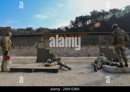 USA Sergeant Daniel Martin Higginbottom und Cpt. Joel Budd, 210. Field Artillery Brigade, 2. Infanterieabteilung, geht in Bauchlage während des Stressspiels M4 der Eighth Army Best Medic Competition, Camp Casey, Südkorea, 06. Dezember 2022. Der 8A BMC war ein 72-stündiger Wettbewerb, bei dem Soldaten in einer Vielzahl von Szenarien mit hoher Intensität auf ihre lebensrettenden Kampffähigkeiten aufmerksam gemacht wurden. Stockfoto