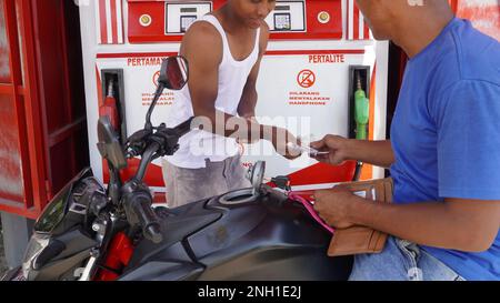 Mini-Tankstelle von Premium, Pertalit, Pertamax vor dem Haus, gewöhnlich Pertamini oder PERTAMINA Mini genannt Stockfoto