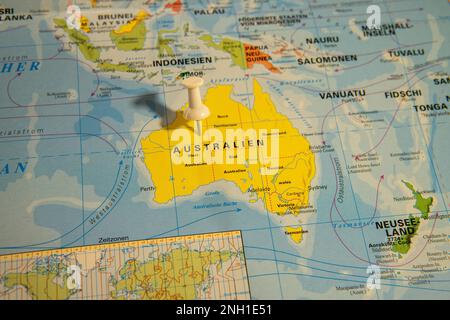 Die Karte ist detailliert und farbenfroh und zeigt geografische Merkmale wie Berge, Flüsse, Seen und Städte. Die Grenzen der Länder. Stockfoto
