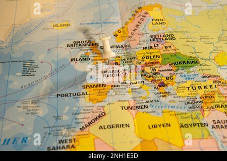 Die Karte ist detailliert und farbenfroh und zeigt geografische Merkmale wie Berge, Flüsse, Seen und Städte. Die Grenzen der Länder. Stockfoto