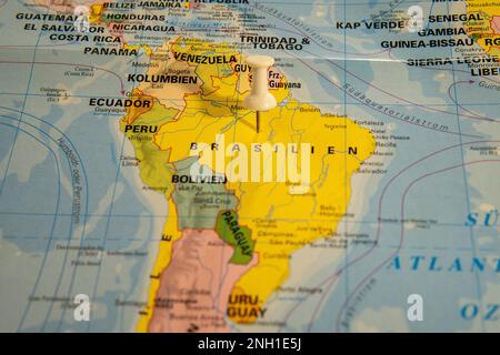 Die Karte ist detailliert und farbenfroh und zeigt geografische Merkmale wie Berge, Flüsse, Seen und Städte. Die Grenzen der Länder. Stockfoto