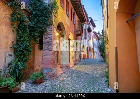 Treviso, Italien. Stadtbild einer farbenfrohen Straße in der Altstadt von Treviso, Italien, bei Sonnenuntergang. Stockfoto