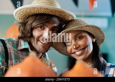 Wir feiern die beste Zeit des Jahres. Ein junges Paar, das sich zu Hause für halloween verkleidet hat. Stockfoto