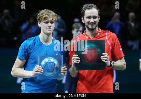 Gewinner Daniil Medvedev aus Russland und Nächstplatzierter Jannik Sünder aus Italien nach dem Finale der ABN Amro Open 2023, ATP 500 Tennis Turnier am 19. Februar 2023 in Rotterdam, Niederlande – Foto: Laurent Lairys/DPPI/LiveMedia Stockfoto