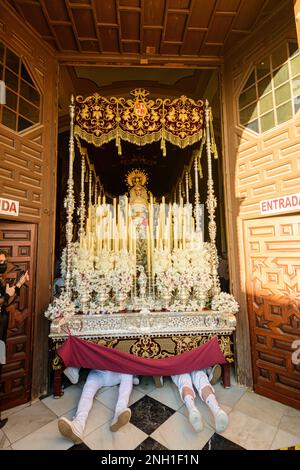 Arahal. Sevilla. Spanien. 14. April 2022. Das Pallium der Misericordia-Bruderschaft während der Prozession am Maundy-Donnerstag. Stockfoto