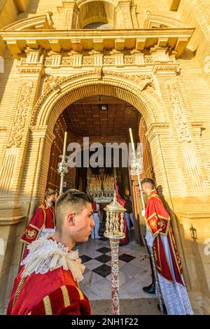 Arahal. Sevilla. Spanien. 14. April 2022. Gefolgsleute der Bruderschaft La Misericordia aus Arahal (Sevilla) während der Prozessionsprozession Stockfoto