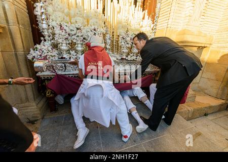 Arahal. Sevilla. Spanien. 14. April 2022. Das Pallium der Misericordia-Bruderschaft während der Prozession am Maundy-Donnerstag. Stockfoto