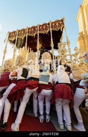 Arahal. Sevilla. Spanien. 14. April 2022. Das Pallium der Misericordia-Bruderschaft während der Prozession am Maundy-Donnerstag. Stockfoto