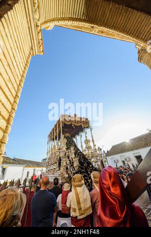 Arahal. Sevilla. Spanien. 14. April 2022. Das Pallium der Misericordia-Bruderschaft während der Prozession am Maundy-Donnerstag. Stockfoto