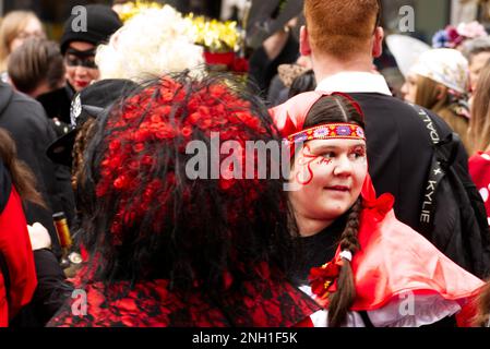 Maastricht, Niederlande. 19. Februar 2023 Teilnehmer an der Karnevalsparade durch das Stadtzentrum von Maastricht am Karnevalsonntag. Eine Carpendale/Alamy Live News Stockfoto