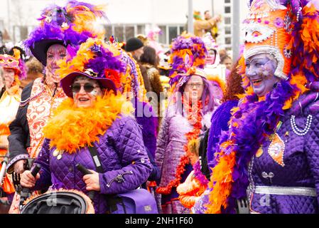 Maastricht, Niederlande. 19. Februar 2023 Teilnehmer an der Karnevalsparade durch das Stadtzentrum von Maastricht am Karnevalsonntag. Eine Carpendale/Alamy Live News Stockfoto