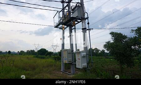 Trafo der Transformator soll den Strom aus PLN auf Hunderte Kilovolt für die Verteilung erhöhen Stockfoto