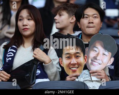 Tottenham Hotspur Fans unterstützen Tottenham Hotspurs Heung-Min Son während des englischen Fußballspiels der Premier League zwischen Tottenham Hotspur und West Stockfoto